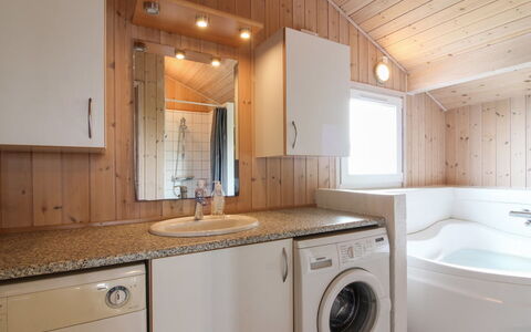 Fanija - 200M from the Sea: Arreglo De Tubería, Piso, Diseño De Interiores, Madera, Suelo, Techo, Lavabo, Grifo, Baño, Plomería