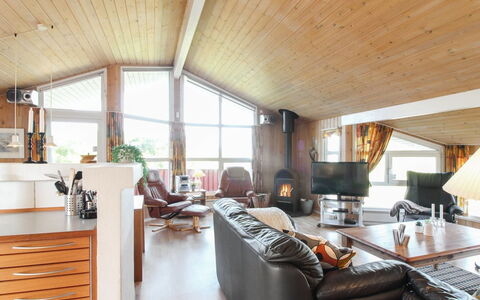 Diderik - 300M from the Sea: Madera, Techo, Arquitectura, Casa, Casa, Cabaña, Vía Muerta, Madera Dura, Pendiente, Inmuebles