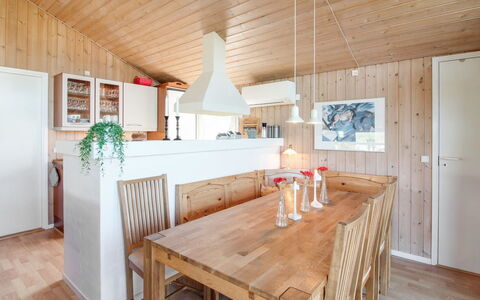 Diderik - 300M from the Sea: Madera, Techo, Arquitectura, Casa, Casa, Cabaña, Vía Muerta, Madera Dura, Pendiente, Inmuebles