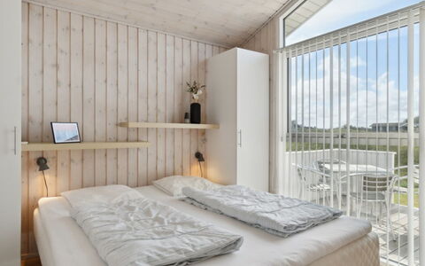 Ohto - 281M from the Sea: Madera, Techo, Diseño De Interiores, Suelo, Habitación, Departamento, Cama, Madera Dura, Manchas De Madera, Diseño
