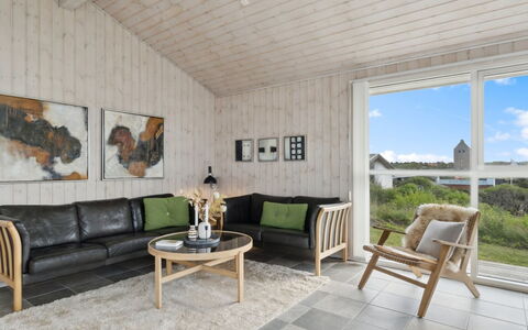 Ohto - 281M from the Sea: Madera, Piso, Suelo, Diseño De Interiores, Mueble, Casa, Sala, Suelos De Madera, Techo, Sofá