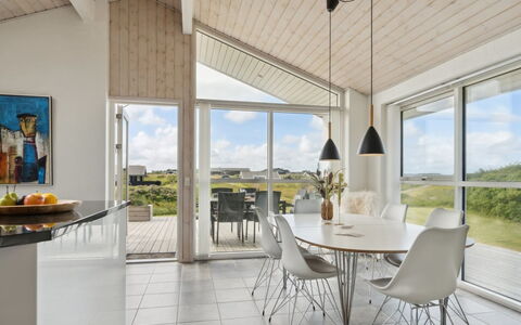 Ohto - 281M from the Sea: Techo, Piso, Cocina Y Comedor Mesa, Lámpara, Suelos De Madera, Madera Dura, Sala, Silla, Lámpara