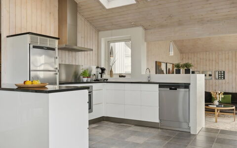 Ohto - 281M from the Sea: Cocina, Piso, Mostrador, Mueble, Madera, Suelo, Diseño De Interiores, Aparato De Cocina, Gabinetes, Techo