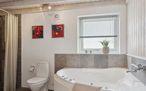 Ohto - 281M from the Sea: Arreglo De Tubería, Baño, Piso, Pared, Diseño De Interiores, Suelo, Techo, Bañera, Plomería, Habitación