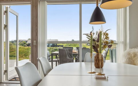 Ohto - 281M from the Sea: Mueble, Diseño De Interiores, Piso, Silla, Suelo, Madera, Cocina Y Comedor Mesa, Comedor, Techo, Mesa