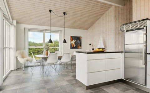 Ohto - 281M from the Sea: Piso, Suelo, Madera, Diseño De Interiores, Cocina, Techo, Mueble, Suelos De Madera, Mostrador, Gabinetes