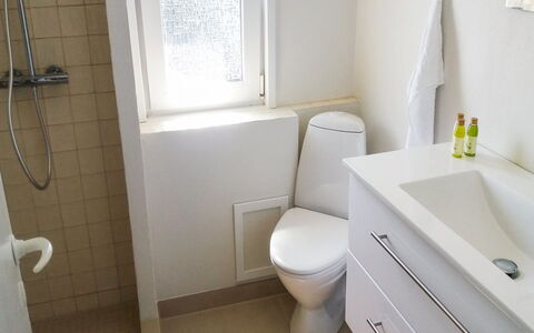 Gerlef - 382M from the Sea: Asiento Del Baño, Baño, Baño, Arreglo De Tubería, Lavabo Del Baño, Piso, Pared, Suelo, Lavabo, Diseño De Interiores