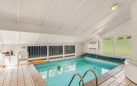 Franka - 950M from the Sea: Piso, Suelo, Techo, Diseño De Interiores, Mueble, Recurso, Piscina, Silla, Hotel, Diseño