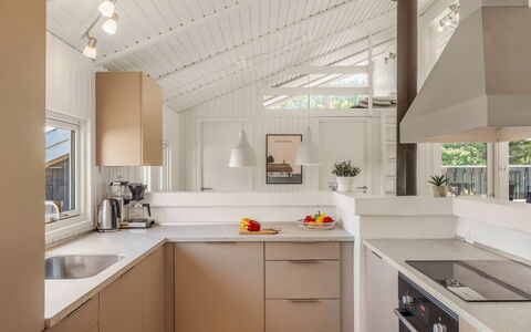 Franka - 950M from the Sea: Cocina, Mostrador, Diseño De Interiores, Mueble, Gabinetes, Aparato De Cocina, Piso, Lámpara, Techo, Madera