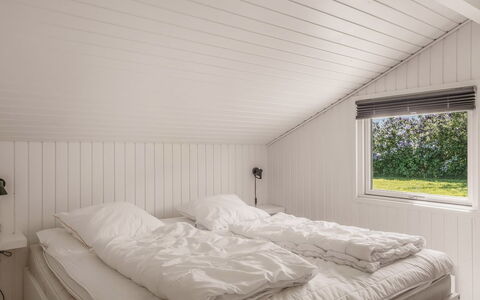 Franka - 950M from the Sea: Madera, Techo, Habitación, Suelo, Diseño De Interiores, Piso, Cama, Lecho, Sábana, Marco De La Cama