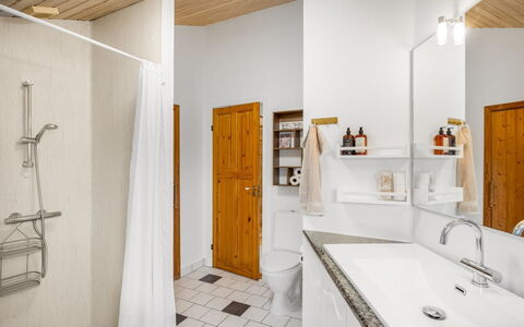 Zafirka - 364M from the Sea: Piso, Diseño De Interiores, Arreglo De Tubería, Suelo, Techo, Lavabo, Baño, Encendiendo, Plomería, Grifo