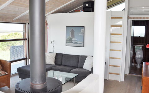 Sigvalda - 250M from the Sea: Madera, Diseño De Interiores, Piso, Techo, Suelo, Mueble, Sala, Habitación, Suelos De Madera, Silla