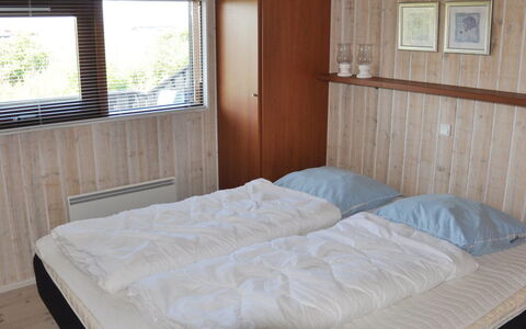 Sigvalda - 250M from the Sea: Cama, Habitación, Madera, Piso, Suelo, Sábana, Diseño De Interiores, Mueble, Lecho, Marco De La Cama