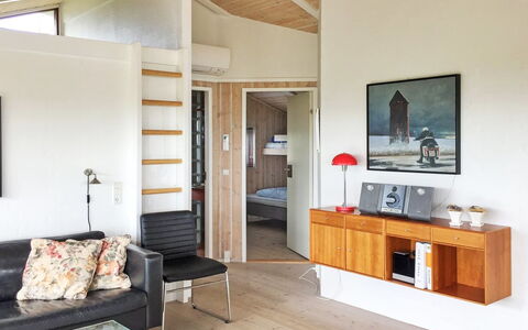 Sigvalda - 250M from the Sea: Diseño De Interiores, Mueble, Piso, Suelo, Madera, Techo, Sala, Sofá, Habitación, Encendiendo