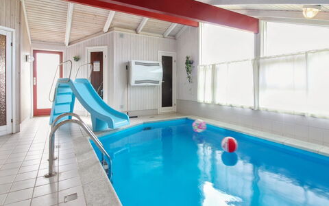 Skrallan - 400M from the Sea: Piso, Suelo, Diseño De Interiores, Techo, Recurso, Piscina, Hotel, Cortina, Planta De Casa