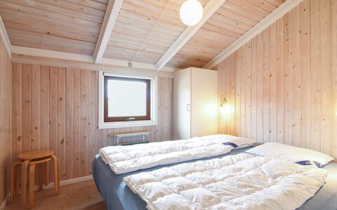 Skrallan - 400M from the Sea: Madera, Habitación, Casa, Cama, Madera Dura, Sábana, Lecho, Marco De La Cama, Manchas De Madera, Tablón