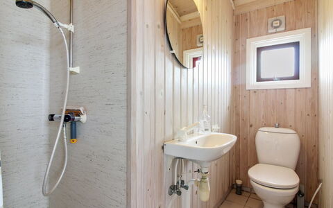 Skrallan - 400M from the Sea: Arreglo De Tubería, Pared, Piso, Baño, Madera, Asiento Del Baño, Suelo, Baño, Lavabo Del Baño, Lavabo