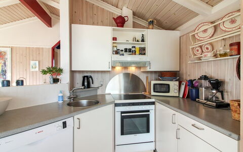 Skrallan - 400M from the Sea: Cocina, Aparato De Cocina, Mostrador, Diseño De Interiores, Electrodoméstico, Madera, Piso, Techo, Mueble, Gabinetes