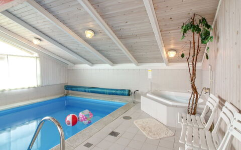 Skrallan - 400M from the Sea: Mueble, Piso, Suelo, Diseño De Interiores, Recurso, Techo, Piscina, Hotel, Silla, Manchas De Madera