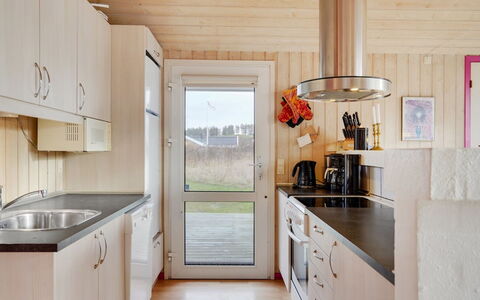 Hava - 450M from the Sea: Cocina, Aparato De Cocina, Mostrador, Electrodoméstico, Piso, Madera, Diseño De Interiores, Mueble, Fregadero, Gabinetes
