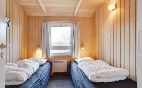 Hava - 450M from the Sea: Habitación, Madera, Cama, Sábana, Lecho, Diseño De Interiores, Suelo, Techo, Piso, Marco De La Cama