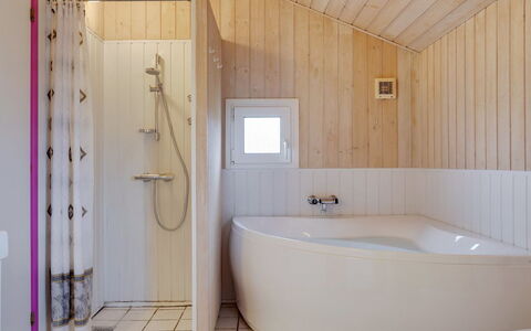 Hava - 450M from the Sea: Piso, Suelo, Arreglo De Tubería, Baño, Diseño De Interiores, Pared, Madera, Bañera, Techo, Grifo