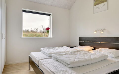 Swarthofthi - 1.5Km from the Sea: Habitación, Techo, Cama, Diseño De Interiores, Lecho, Sábana, Suelo, Linos, Habitación, Marco De La Cama