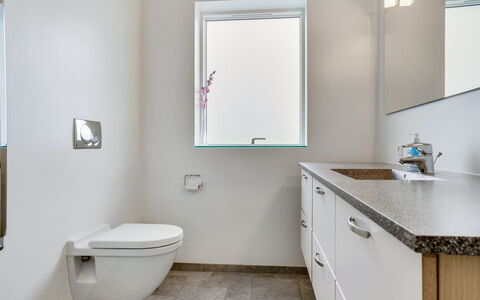 Swarthofthi - 1.5Km from the Sea: Baño, Diseño De Interiores, Piso, Pared, Arreglo De Tubería, Suelo, Espejo, Mueble De Baño, Grifo, Lavabo