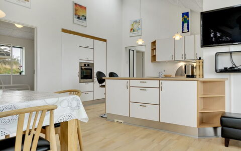 Swarthofthi - 1.5Km from the Sea: Piso, Diseño De Interiores, Mueble, Madera, Techo, Suelo, Suelos De Madera, Habitación, Cocina, Encendiendo