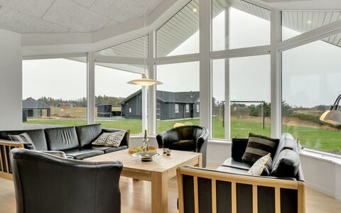 Swarthofthi - 1.5Km from the Sea: Techo, Madera, Diseño De Interiores, Piso, Suelo, Sala, Casa, Mueble, Sofá