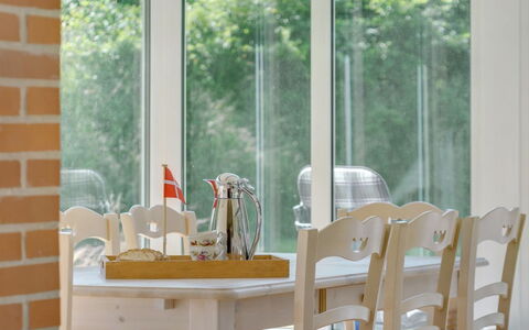 Marsa - 1.5Km from the Sea: Mueble, Diseño De Interiores, Madera, Mesa, Vaso, Comedor, Cocina Y Comedor Mesa, Silla, Habitación, Manchas De Madera