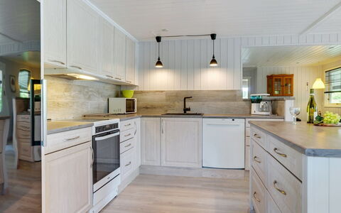 Sorja - 420M from the Sea: Cocina, Mostrador, Diseño De Interiores, Madera, Piso, Aparato De Cocina, Gabinetes, Mueble, Techo, Lámpara