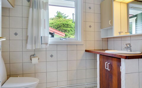 Sorja - 420M from the Sea: Arreglo De Tubería, Lavabo, Piso, Lavabo Del Baño, Suelo, Grifo, Plomería, Baño, Diseño De Interiores, Puerta