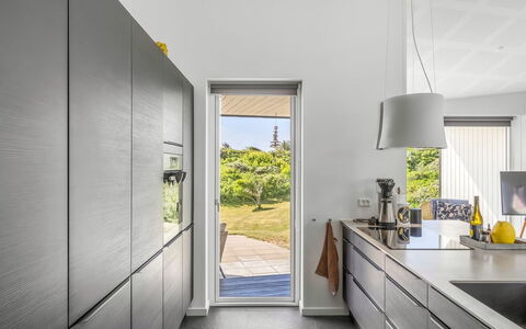 Vilda - 416M from the Sea: Cocina, Mostrador, Diseño De Interiores, Piso, Aparato De Cocina, Mueble, Madera, Gabinetes, Electrodoméstico, Suelo