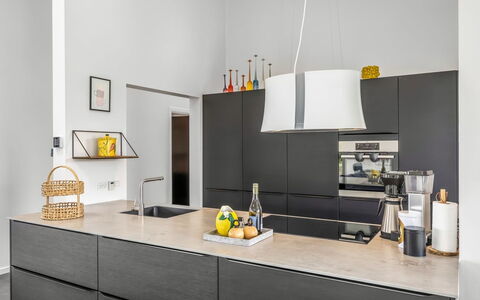 Vilda - 416M from the Sea: Diseño De Interiores, Cocina, Mostrador, Mueble, Piso, Aparato De Cocina, Gabinetes, Encendiendo, Suelo, Lámpara