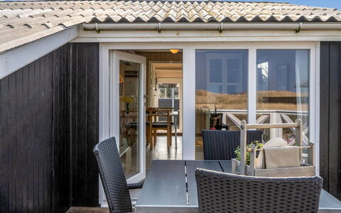 Holger - 50M from the Sea: Casa, Casa, Puerta, Techo, Cabaña, Inmuebles, Jardín, Sombra, Vía Muerta, Yarda
