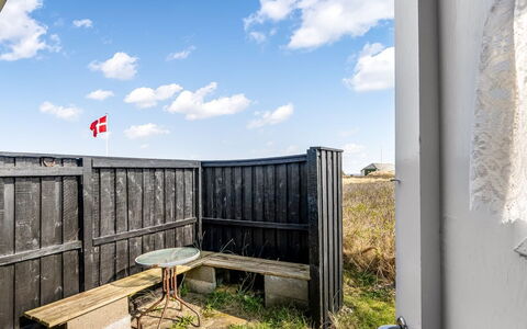 Holger - 50M from the Sea: Casa, Casa, Puerta, Techo, Cabaña, Inmuebles, Jardín, Sombra, Vía Muerta, Yarda