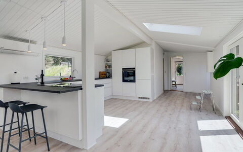Albert - 340M from the Sea: Piso, Diseño De Interiores, Suelo, Suelos De Madera, Madera, Techo, Mueble, Suelo Laminado, Lámpara, Cocina