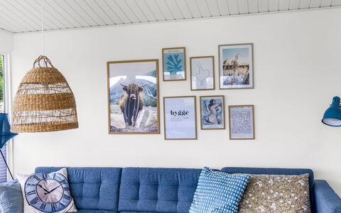 Albert - 340M from the Sea: Mueble, Diseño De Interiores, Sofá, Sala, Textil, Piso, Habitación, Suelo, Amortiguar, Encendiendo
