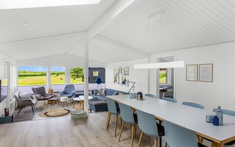 Albert - 340M from the Sea: Diseño De Interiores, Techo, Casa, Piso, Suelo, Sala, Sombra, Cocina Y Comedor Mesa, Silla