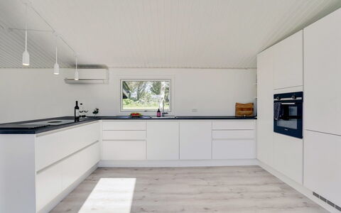 Albert - 340M from the Sea: Piso, Cocina, Madera, Diseño De Interiores, Mostrador, Suelo, Techo, Gabinetes, Suelos De Madera, Mueble