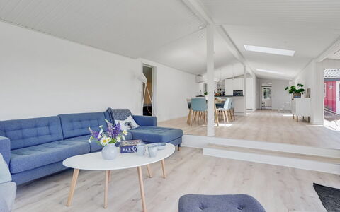 Albert - 340M from the Sea: Piso, Diseño De Interiores, Suelo, Madera, Sofá, Mueble, Techo, Sala, Suelos De Madera, Casa