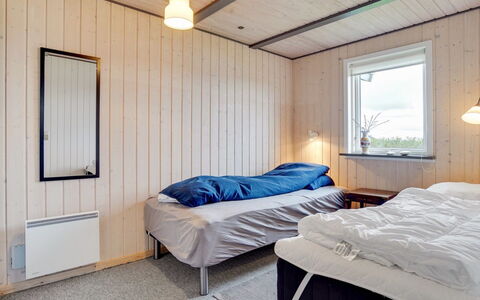 Ailika - 300M from the Sea: Madera, Habitación, Cama, Techo, Suelo, Sábana, Lecho, Marco De La Cama, Madera Dura, Manchas De Madera