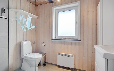 Ailika - 300M from the Sea: Madera, Piso, Suelo, Diseño De Interiores, Arreglo De Tubería, Habitación, Techo, Plomería, Baño, Baño