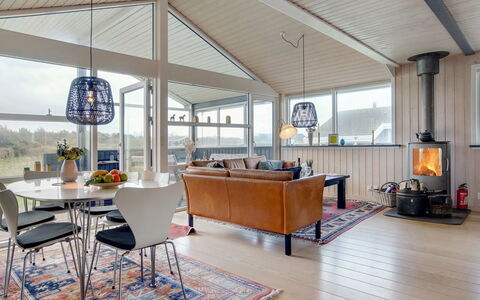 Ailika - 300M from the Sea: Diseño De Interiores, Mueble, Techo, Madera, Piso, Suelo, Sala, Sofá, Silla, Lámpara