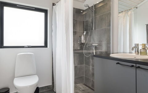 Talitha - 1.5Km from the Sea: Diseño De Interiores, Piso, Arreglo De Tubería, Suelo, Baño, Asiento Del Baño, Baño, Techo, Lavabo, Plomería