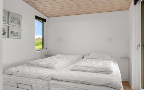 Benda - 348M from the Sea: Habitación, Madera, Cama, Diseño De Interiores, Sábana, Techo, Lecho, Mueble, Suelo, Habitación