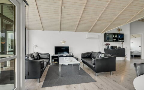 Frejdis - 1.1Km from the Sea: Diseño De Interiores, Mueble, Piso, Techo, Suelo, Madera, Sofá, Habitación, Suelos De Madera, Sala