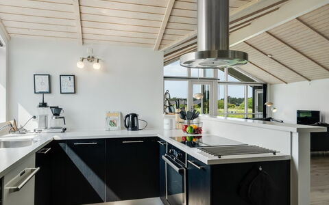 Frejdis - 1.1Km from the Sea: Cocina, Mostrador, Diseño De Interiores, Techo, Piso, Mueble, Aparato De Cocina, Lámpara, Gabinetes, Electrodoméstico