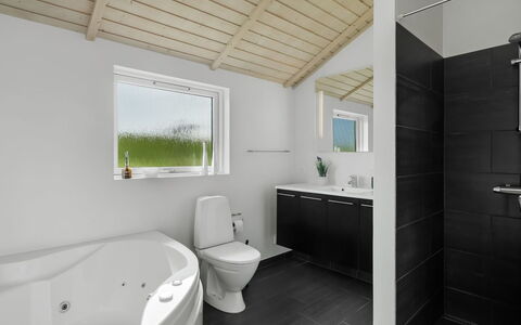 Frejdis - 1.1Km from the Sea: Piso, Arreglo De Tubería, Diseño De Interiores, Suelo, Techo, Baño, Lavabo, Grifo, Casa, Plomería
